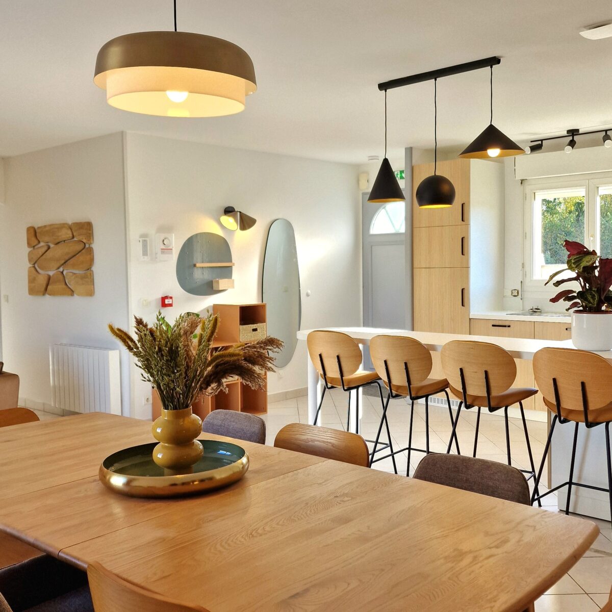 Cuisine et salle à manger décorés dans des tons naturels, neutres et boisés